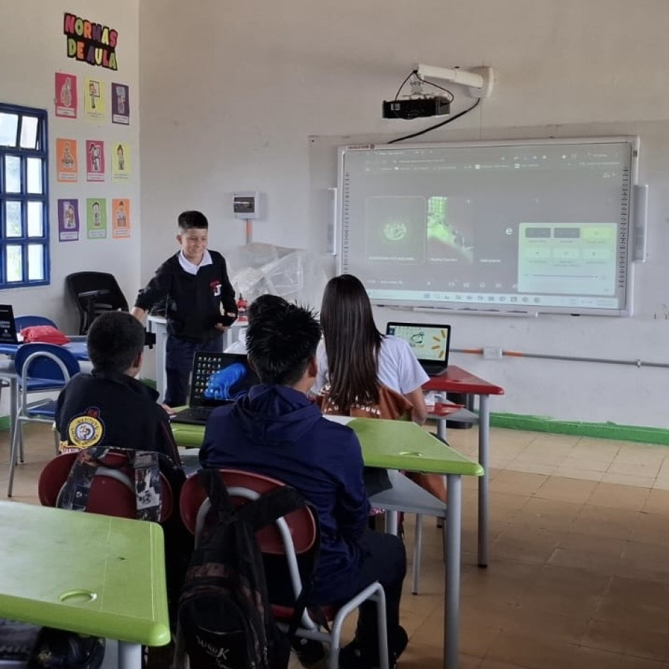 Niños y jóvenes de la vereda La Mariela, en Pijao, fortalecen habilidades tecnológicas mediante formación en animación digital e inteligencia artificial.