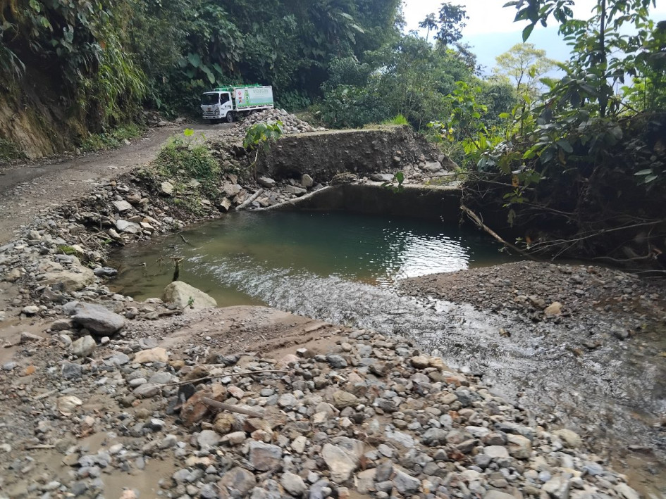 Una vía entre Caldas y Antioquia tiene cuatro pasos en estado crítico. El río arrasó con un puente. En imágenes, el deterioro de la ruta.