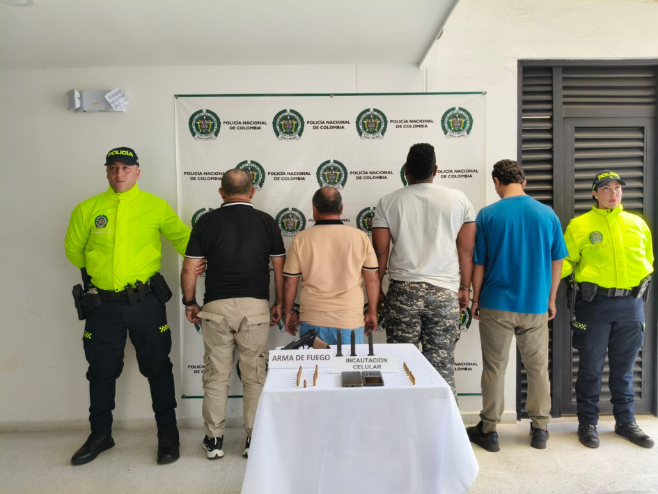 A los cuatro capturados les incautaron un arma de fuego y munición.