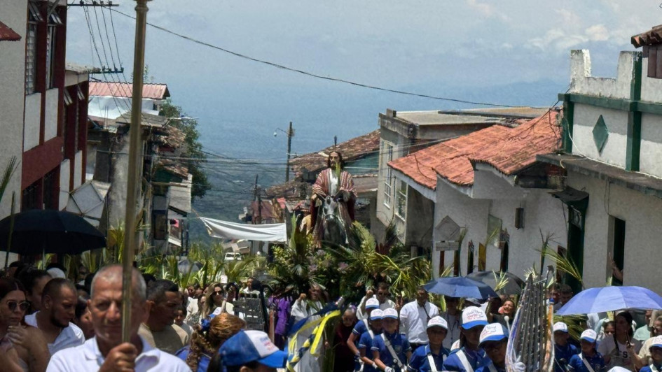 Con la procesión del Domingo de Ramos en tres parroquias urbanas de la Abuela de Caldas y vistas privilegiadas, se inició la Semana Santa.