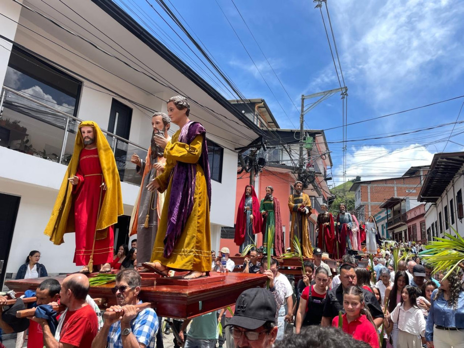Bajo un radiante sol, cientos de católicos caminaron en la procesión del Domingo de Ramos en este municipio del Norte de Caldas.