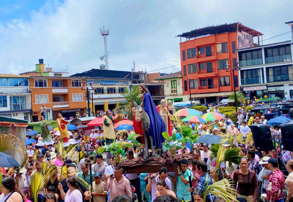 Cerca de cinco mil personas aprovecharon el día soleado para iniciar la Semana Santa en un municipio del oriente de Caldas.