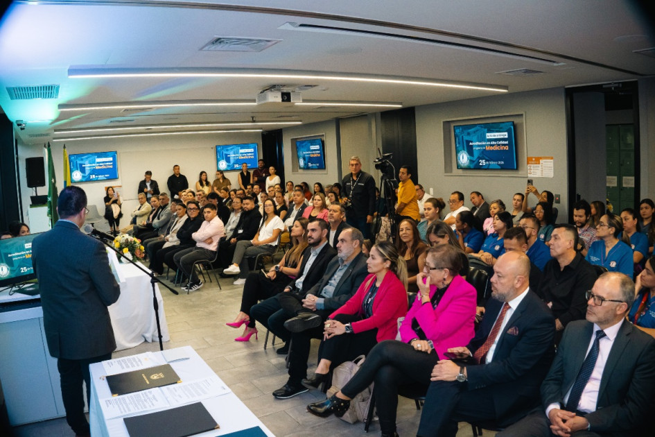 El Programa de Medicina de la Institución Universitaria Visión de las Américas fue acreditado en Alta Calidad por el Ministerio de Educación Nacional por un periodo de seis años, reconocimiento que lo ubica dentro del grupo selecto de programas que cumplen los más altos estándares académicos, científicos y administrativos del país. La decisión, acompañada de la renovación del Registro Calificado por siete años, ratifica la solidez institucional y el crecimiento sostenido del programa en docencia, investigac