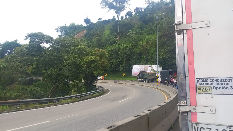 Un derrumbe cerca del sector La Estampilla causó el cierre de un carril en el sentido de descenso en la vía Manizales - Pereira, administrada por Autopistas del Café.