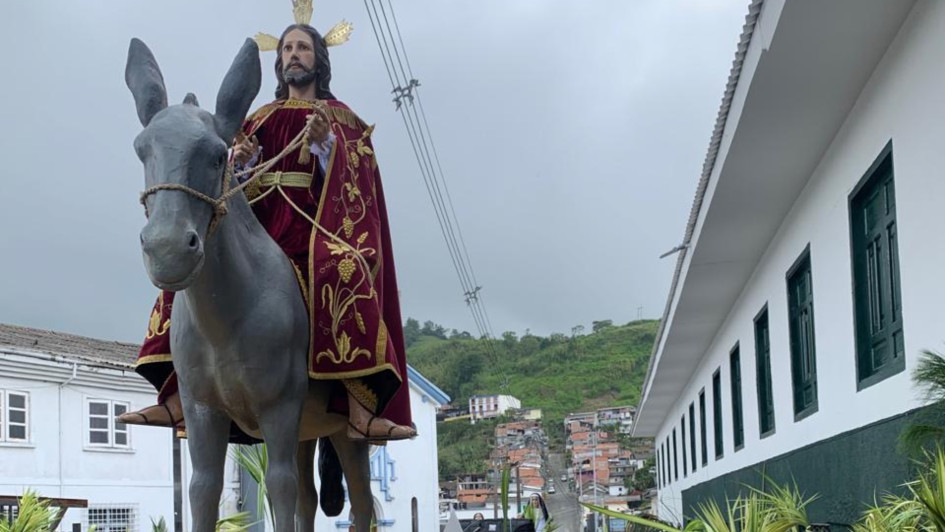 Feligreses en Neira asistieron a la procesión de Domingo de Ramos que, a pesar de los percances, logró terminar su recorrido en la parroquia San Juan Bautista. 