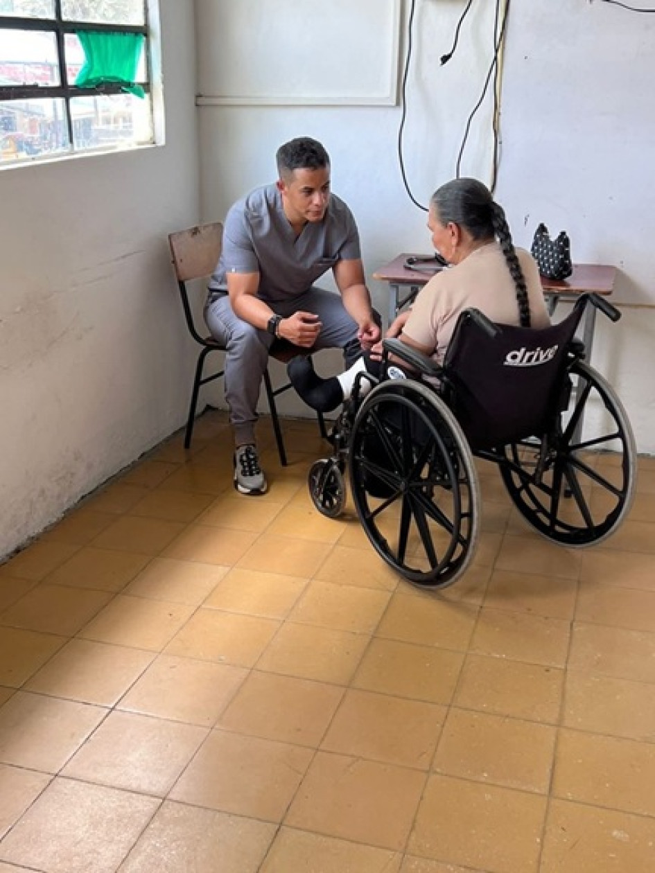 El médico y exalcalde del municipio Alfredo Odacid Valencia Dovale estuvo en el corregimiento de Berlín y en la vereda El Congal con su equipo de trabajo.