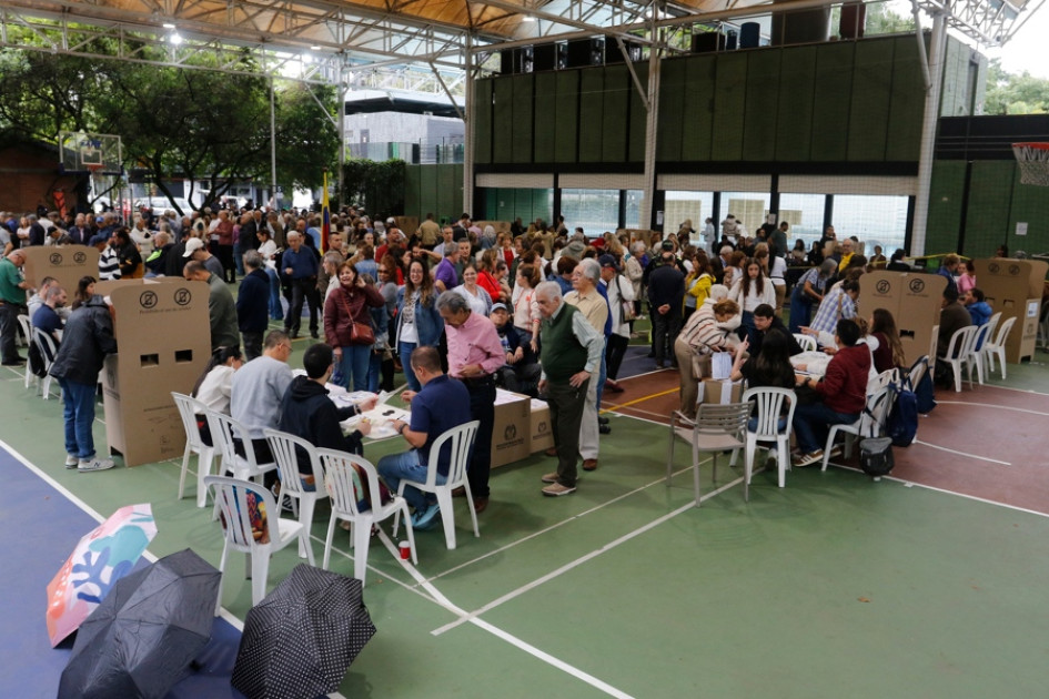 Ciudadanos asisten a votar este domingo, en Medellín (Colombia).