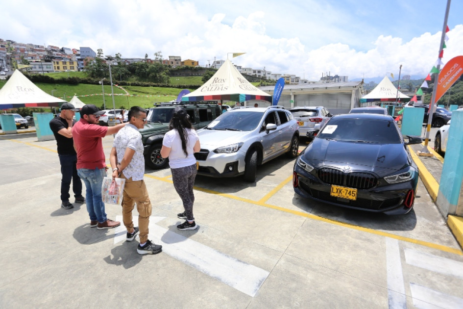 Alrededor de 110 vehículos se movieron en la terraza del Mall Plaza.