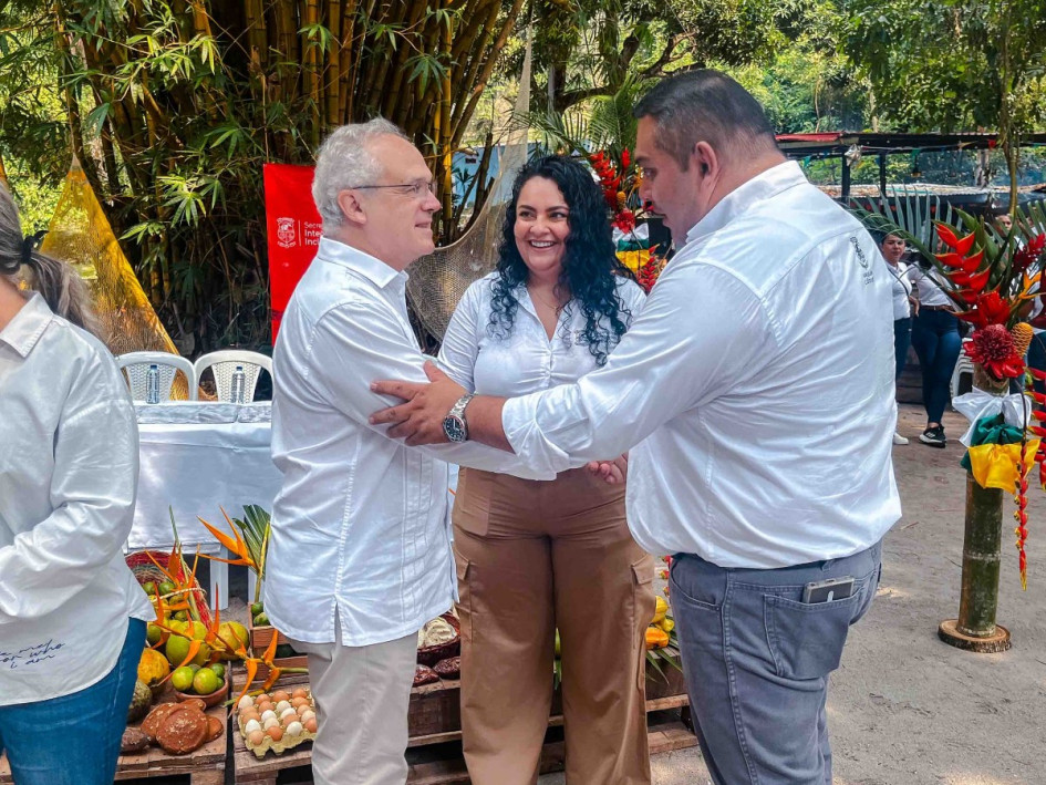 El embajador de Francia en Colombia, Sylvain Itté, estuvo en Guarinocito (La Dorada) para la conmemoración del Día Nacional de la Memoria y Solidaridad con las Víctimas.