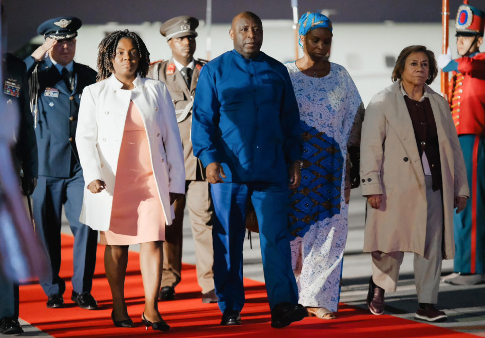 La Vicepresidenta de Colombia, Francia Márquez (2-i), camina junto al presidente de Burundi, Évariste Ndayishimiye, en Bogotá (Colombia). Colombia acoge el Foro de Alto Nivel Celac-África, un encuentro que reunirá en Bogotá a delegaciones de 19 países africanos, junto a representantes de América Latina y el Caribe.