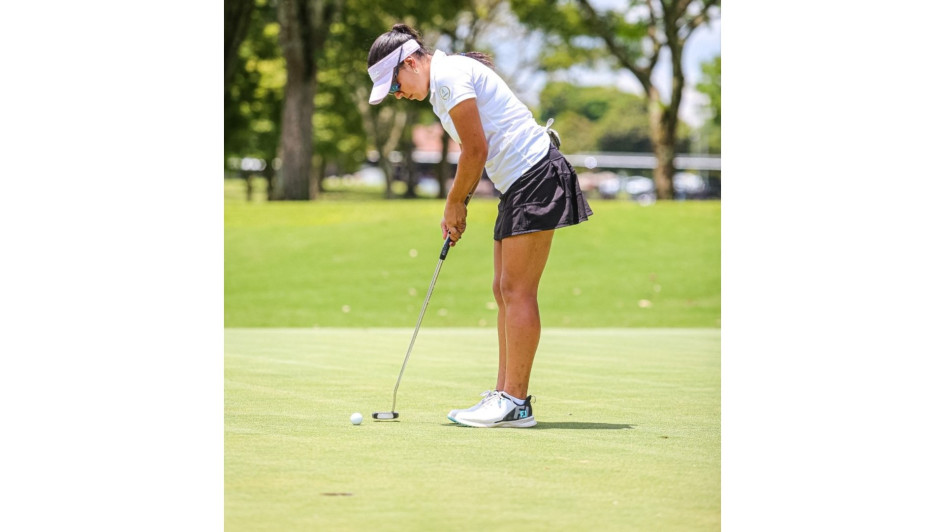 María José Cardona, manizaleña, la campeona de la máxima categoría del 75.° Torneo de Golf Ciudad de Manizales.