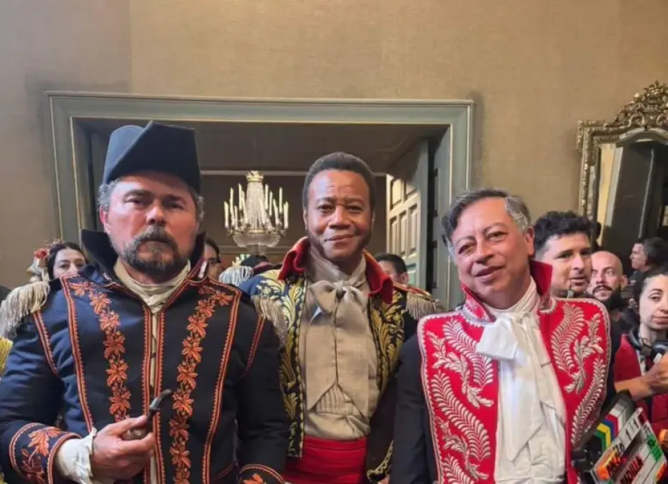 El presidente Gustavo Petro participa en una escena de una película sobre la vida del almirante José Prudencio Padilla, prócer de la Independencia de Colombia.