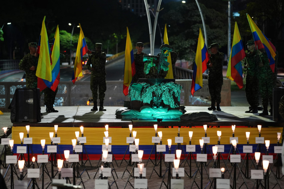 Integrantes del Ejercito Nacional de Colombia participan en una velatón este miércoles, en Cali. En varias ciudades colombianas se realizó una velatón en honor a las víctimas del accidente de un avión Hércules C-130 de la Fuerza Aeroespacial Colombiana.