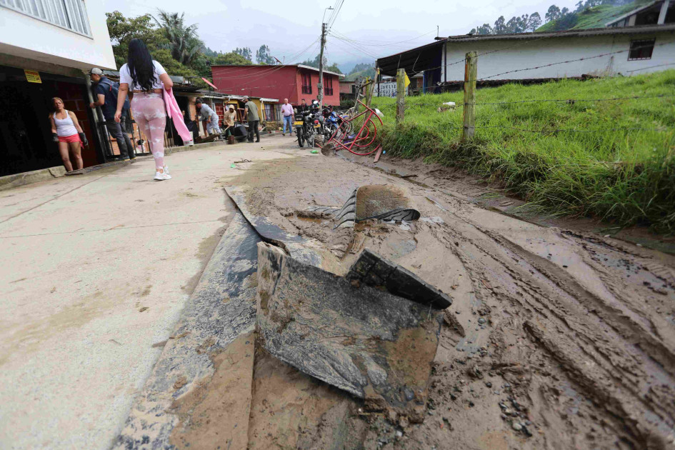 Los damnificados de la vereda Gallinazo madrugaron a sacar a la calle los enseres mojados. Limpiaban el interior de sus viviendas afectadas por el lodo. Varios electrodomésticos quedaron inservibles y los colchones empapados.