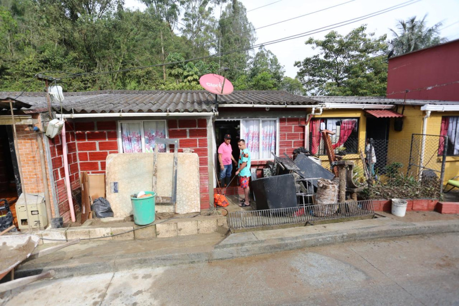 La crecida de una quebrada afectó siete viviendas y un local comercial en la vereda Gallinazo de Villamaría (Caldas), este martes. Los damnificados organizan la zona.
