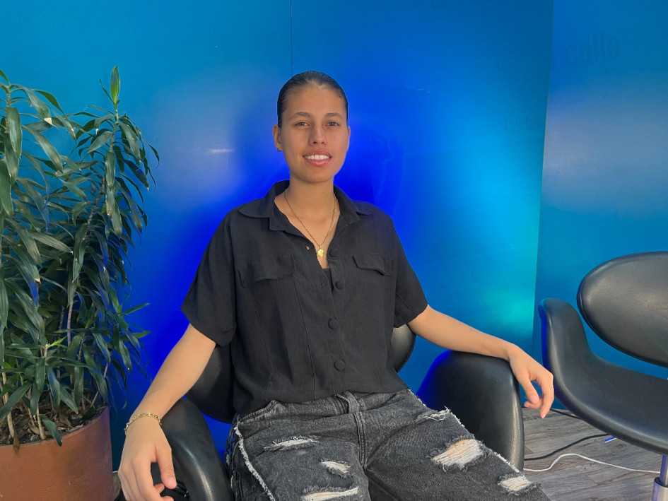 Juanis AC, la artista urbana de Manizales que debutó con “Vaivén”