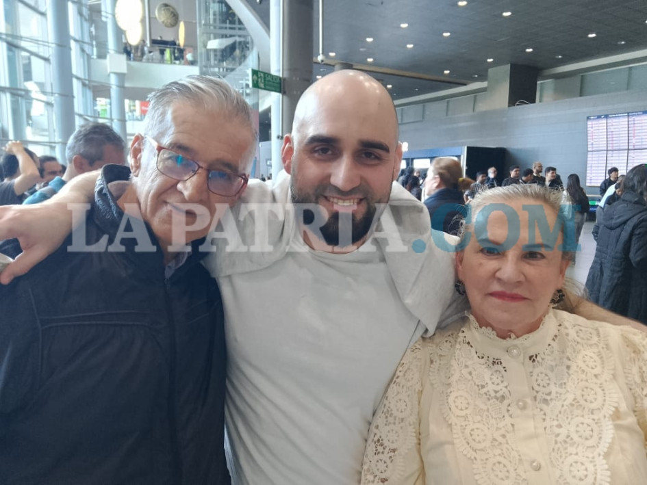 Yónatan Gálvez Marín recibió el abrazo de sus padres, tras 10 años de purgar una pena por un crimen que no cometió.