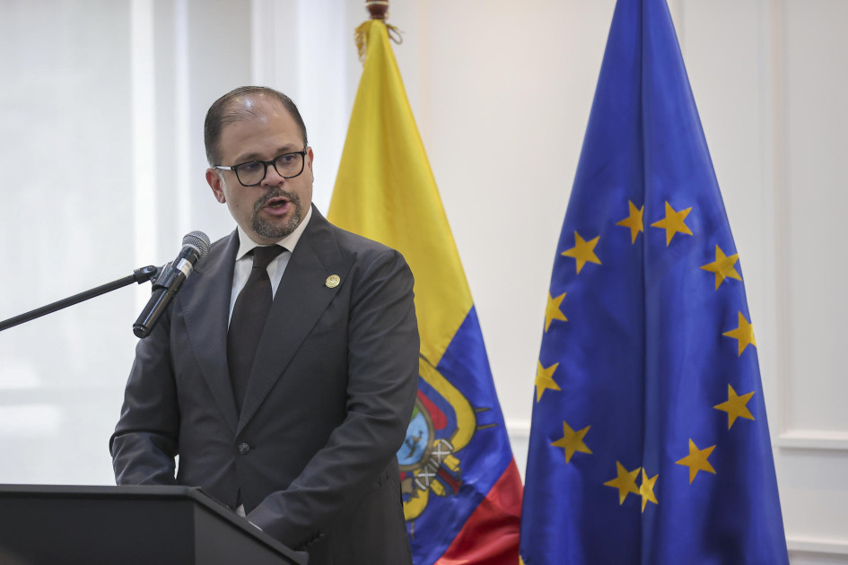 El ministro del Interior de Ecuador, John Reimberg, habla este martes, en Quito (Ecuador). Reimberg puso en duda la versión del presidente de Colombia, Gustavo Petro, sobre el hallazgo de una supuesta bomba en territorio colombiano lanzada desde Ecuador, al cuestionar que el anuncio se hizo en la madrugada y que horas después se enviara un equipo para verificarlo.
