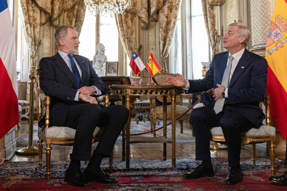 El presidente electo de Chile, José Antonio Kast (der.), se reunió con el rey Felipe VI de España este martes, en el Palacio Cousiño en Santiago.