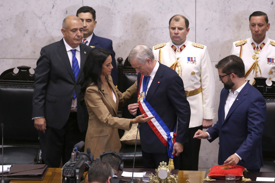 José Antonio Kast (centro) recibió la imposición de la banda presidencial de la nueva presidenta de la cámara alta, la conservadora Paulina Núñez, ante la mirada del saliente mandatario chileno, Gabriel Boric.