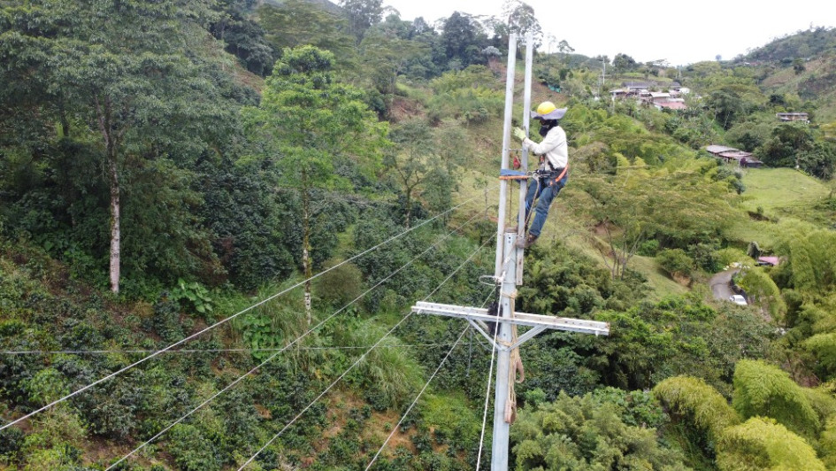 Edwin Humberto Herrera es liniero contratista de Chec. En su oficio debe subir a un poste de aproximadamente 12 metros de alto, similar a la altura del pedestal que sostiene la escultura del Bolívar Cóndor en la Plaza de Bolívar de Manizales, para renovar las redes de energía. En la imagen está sobre un poste en la vereda Partidas, de Villamaría (Caldas), trabajando en la reposición de expansión de redes de media tensión.