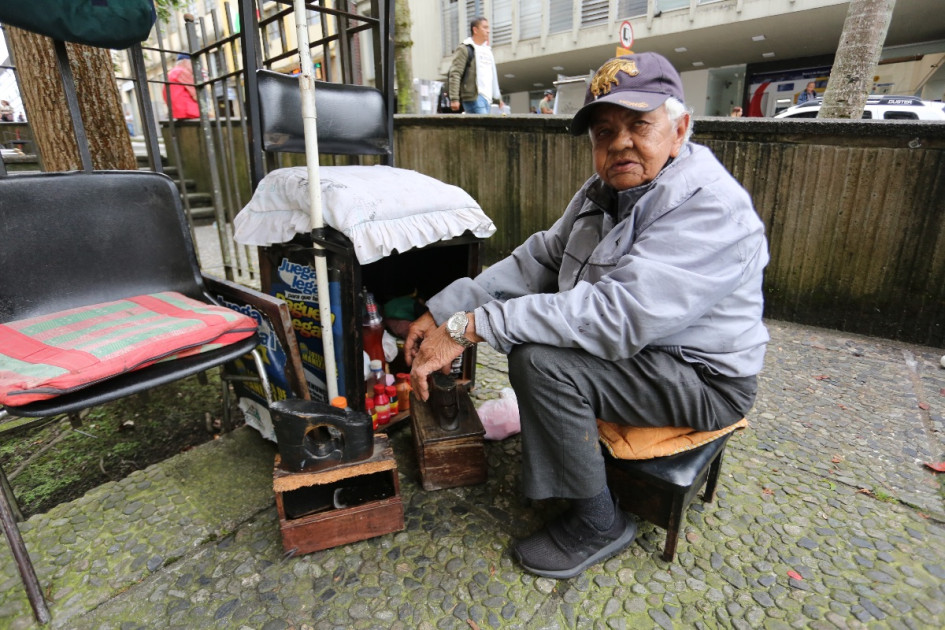 Conozca la historia de María Gloria Salgado, la mujer que lleva 50 años lustrando zapatos en Manizales