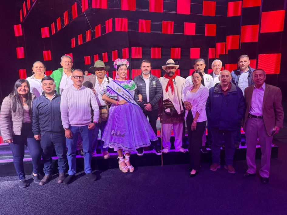 Una delegación de Marulanda, encabezada por el alcalde, Leonardo Giraldo Botero, participó en la grabación del programa Sábados Felices de Caracol Televisión.