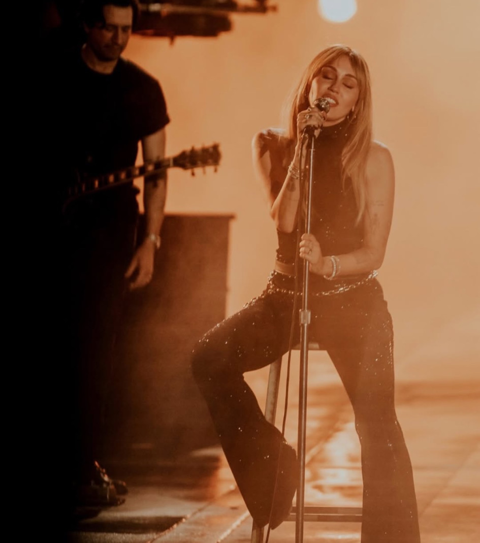 Miley Cyrus vuelve a ser Hannah Montana y desata la nostalgia a 20 años de haberse lanzado la serie