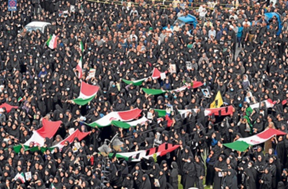 FOTO | EFE | LA PATRIA  Centenares de personas despidieron ayer a 165 niñas, maestros y padres que murieron el sábado en un ataque a una escuela infantil en Minab, en el sur de Irán, durante la ofensiva de Israel y Estados Unidos contra el país persa.