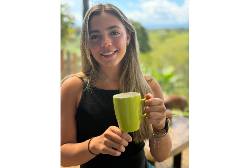 A través de una tasa de café, María José Vélez Jaramillo se deleita con la cultura cafetera, que data desde la finca familiar con sus cultivos en el departamento del Quindío.