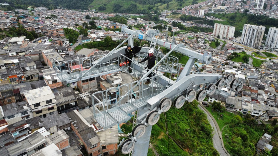 Obras en las alturas y jornada estudiantil: conozca las razones por las que suspenden la línea 3 del cable aéreo de Manizales en temporada alta de Semana Santa. En la foto, los trabajos de conexión del cable guía en el trayecto entre las estaciones Los Cámbulos y Fátima, en marzo del 2025.