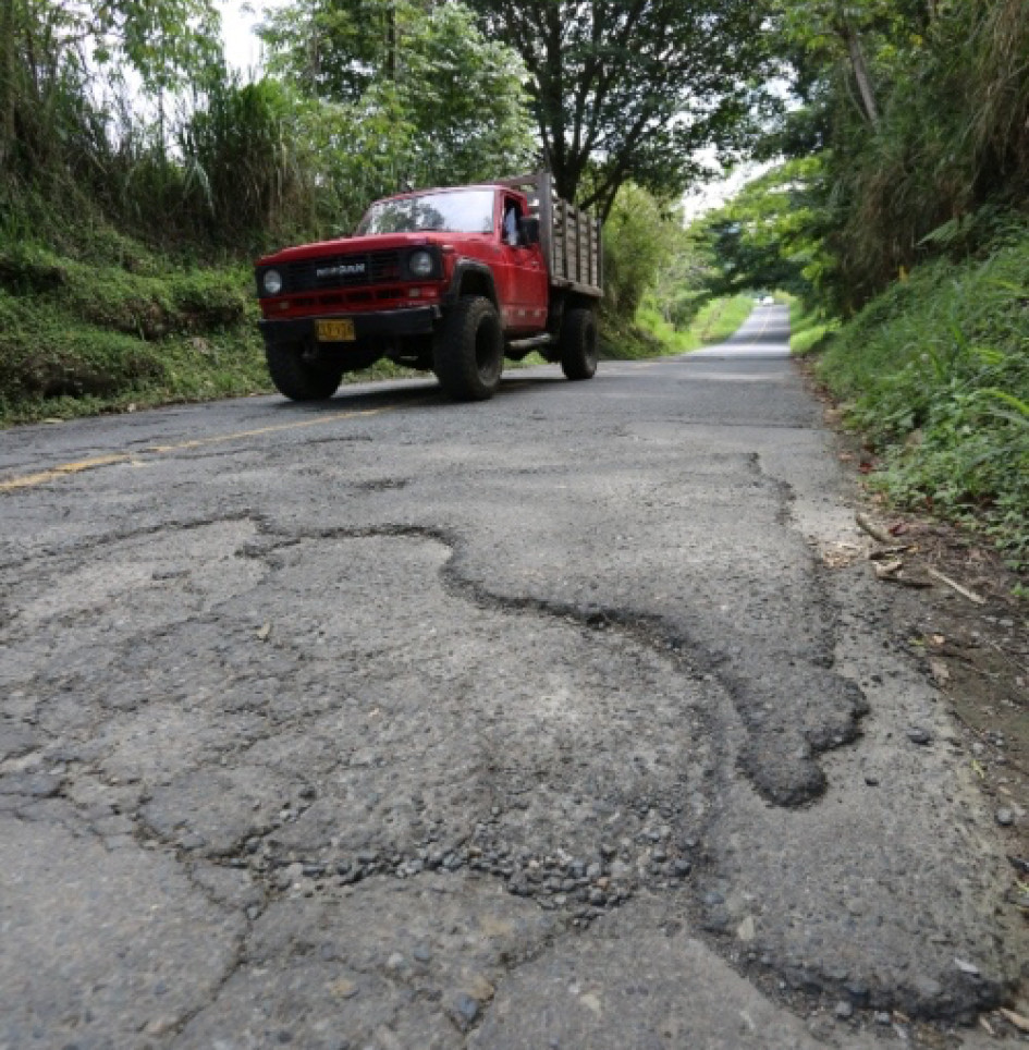 Empiezan obras para mejorar una vía turística del Eje Cafetero entre Tres Puertas y Alto del Paisa
