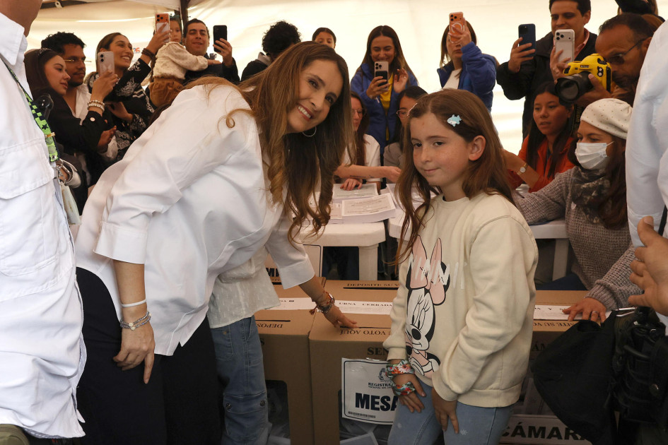 La senadora y candidata del Centro Democrático a la presidencia de Colombia, Paloma Valencia, deposita su voto este domingo en Bogotá (Colombia).
