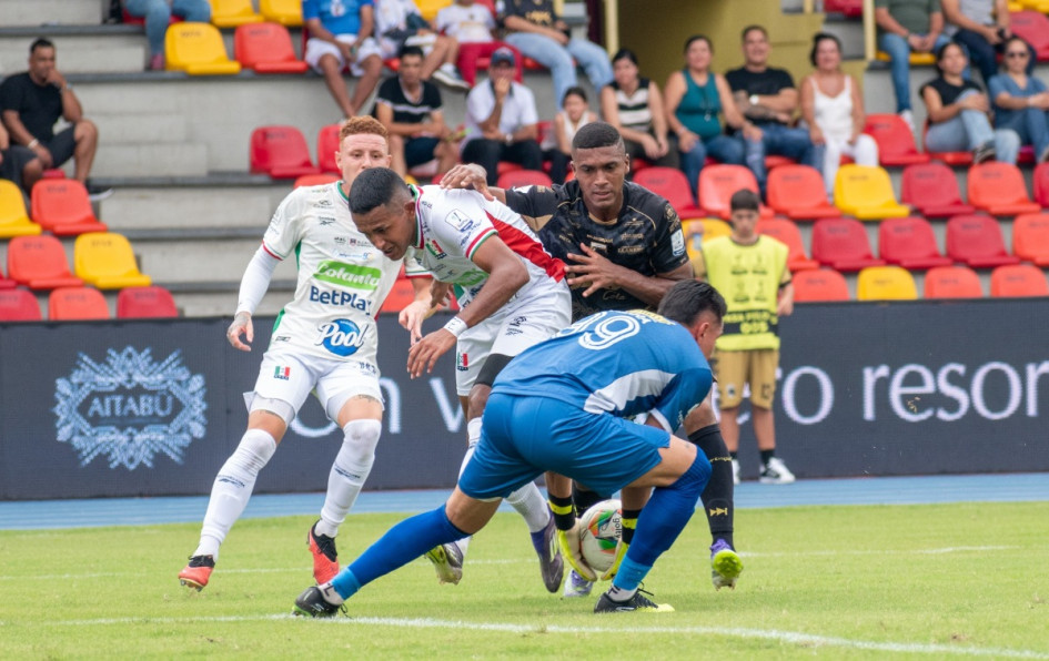 La tormenta frenó el desarrollo natural del partido