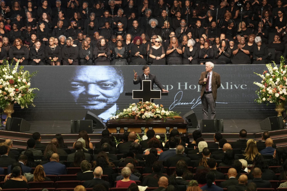 Fotografía tomada de la cuenta oficial en X de la Presidencia de la República de Colombia, @infopresidencia, que muestra al mandatario, Gustavo Petro (c), hablando durante el funeral de Jesse Jackson, este viernes en Chicago (Estados Unidos).