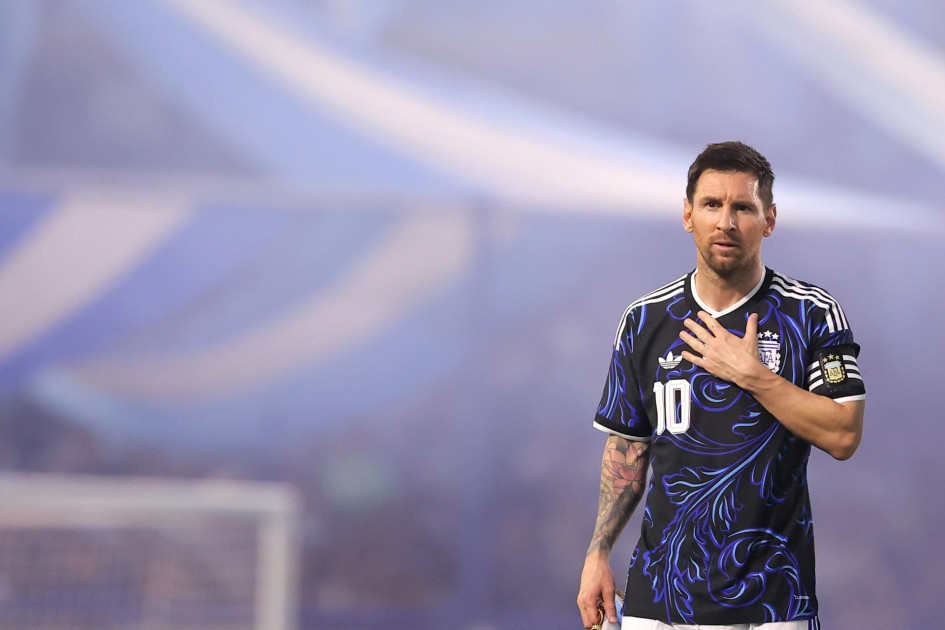 Lionel Messi de Argentina forma este martes, previo a un partido entre Argentina y Zambia en el estadio La Bombonera, en Buenos Aires (Argentina).