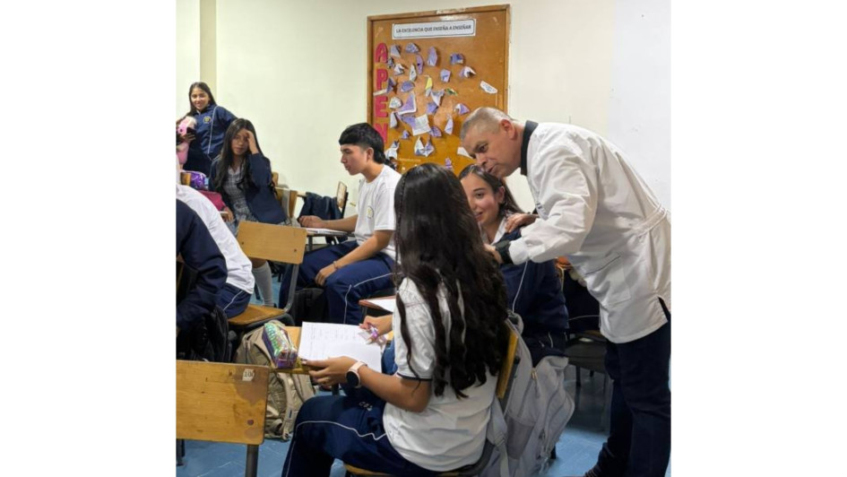 Dos profesores encarnan a dos generaciones en Manizales. Un docente, con 42 años en el magisterio, y uno con 1 año, hablan de sus experiencias, de sus anhelos y de cómo ven la enseñanza actual. 