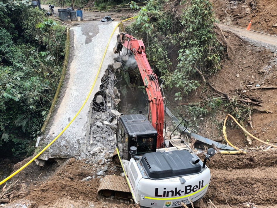 Caldas: comenzaron demolición del puente afectado por las lluvias, se instalará uno nuevo metálico