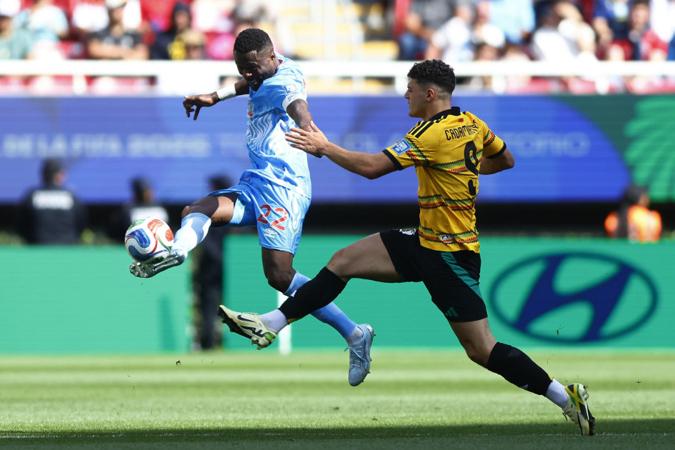 Chancel Mbemba (i) de Congo disputa el balón con Bailey Cadamarteri de Jamaica este martes, en un partido de repechaje para la Copa Mundial 2026 entre República del Congo y Jamaica en el Estadio Akron en Guadalajara (México).
