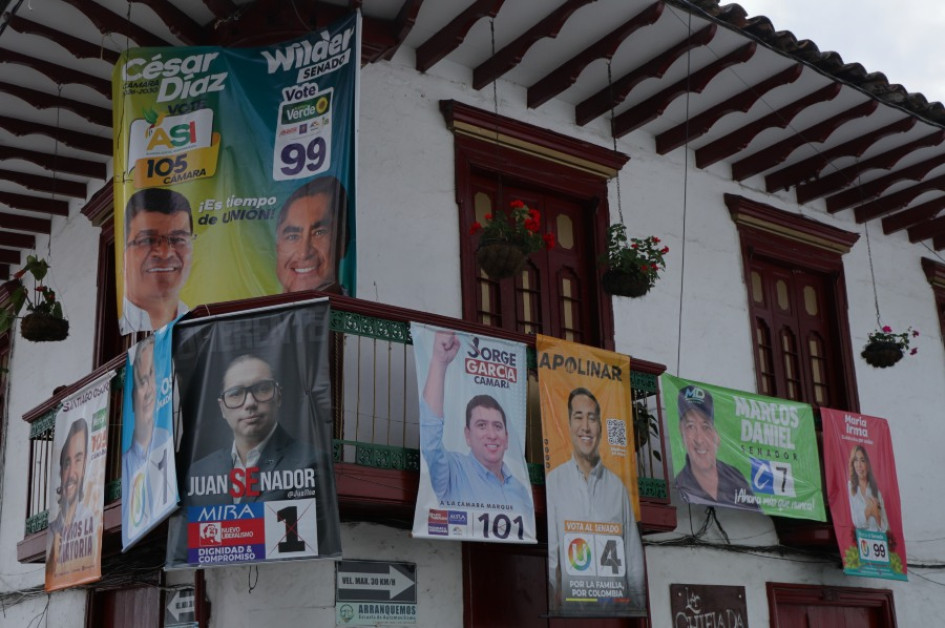 La publicidad política se tomó las calles, postes y fachadas en Colombia.