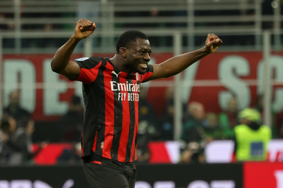 El centrocampista del AC Milan, Youssouf Fofana, celebra el gol marcado por el defensor del AC Milan, Pervis Estupinan, durante el partido de fútbol de la Serie A italiana entre el AC Milan y el FC Inter en el estadio Giaseppe Meazza en Milán, Italia, el 8 de marzo de 2026.