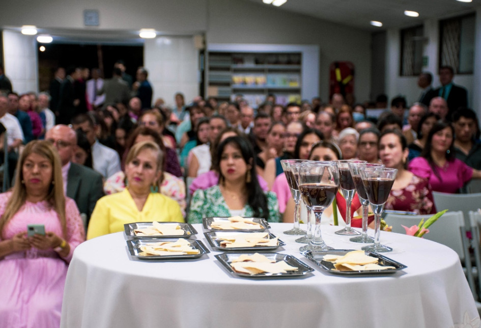 Testigos de Jehová en Colombia celebran Muerte de Cristo