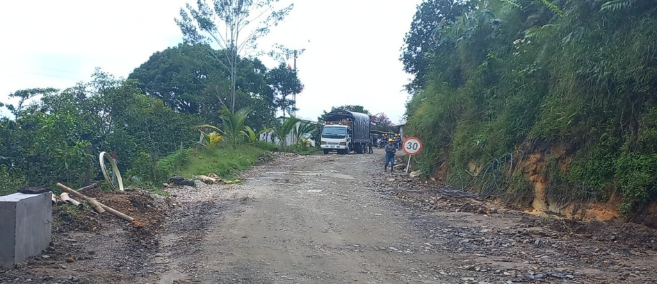 ¿Hay obras falsas y contratos fantasma en vía de Caldas?: comunidad exige respuestas