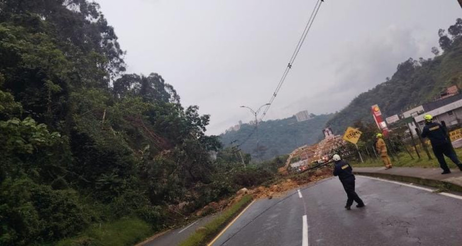 Un derrumbe bloqueó ambos sentidos de la vía Panamericana, en Manizales, tras las lluvias de este domingo. Un motociclista había quedado atrapado y fue rescatado.