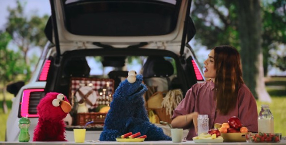 Conozca las 5 diferencias que debería conocer antes de tomar dar el paso a la electrificación segura, explicadas por Volvo y Plaza Sésamo.