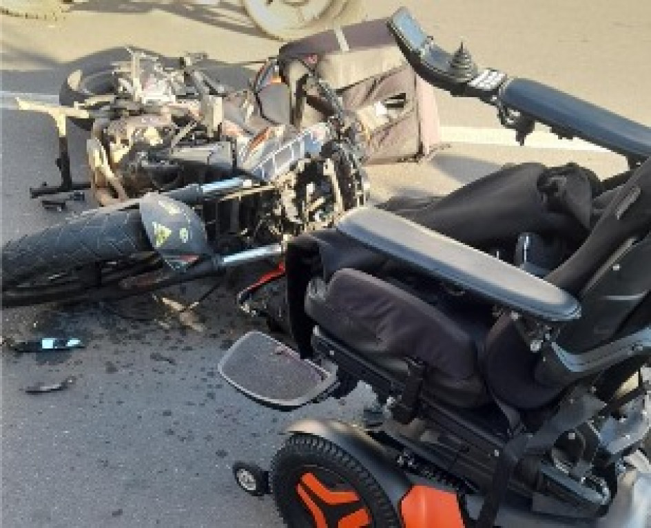 Autoridades de tránsito atendieron el accidente ocurrido en la avenida 14 de Octubre de Armenia, donde murió un joven que se movilizaba en silla de ruedas.