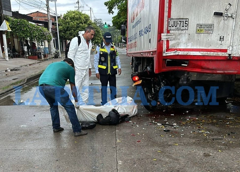 La víctima, de 23 años, colisionó en su moto con un camión que estaba parqueado.