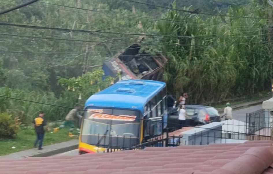 En esta imagen se alcanza a ver el vehículo a pocos centímetros del río Otún.