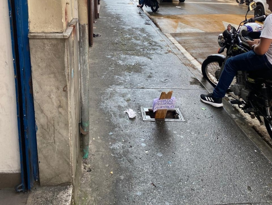 Por la carrera 21 del Centro de Manizales solicitaron durante varios días la instalación de la cubierta de una alcantarilla, debido al riesgo que representaba para los peatones.