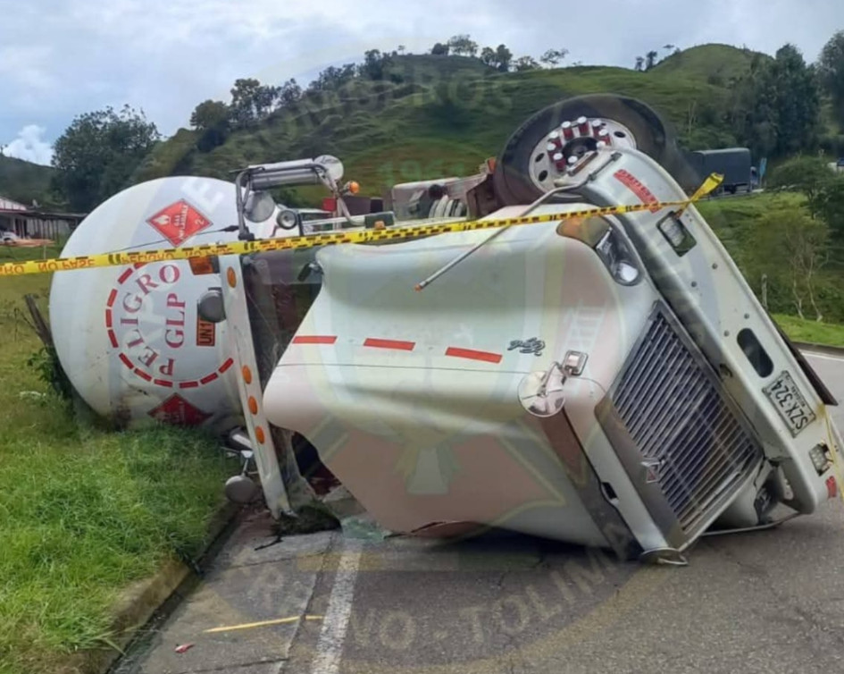 Este es el automotor que transportaba Gas Licuado de Petróleo y se volcó en la vía entre Bogotá y Manizales, en el sector El Gavilán.